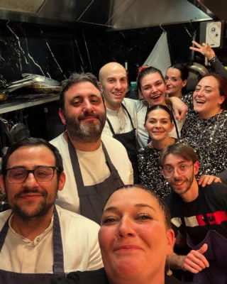 Merci @michelinguide objectif 2026.
Merci à cette belle équipe, nos fournisseurs, vignerons, clients, famille, amis.
On continue.
Force à toi @andrefaccio92 pour cette nouvelle aventure plus au sud et ravi de retrouver notre @ainhoamagie.
#bordeauxétoilés2025 #bordeaux #bordeauxmaville #food 
Et trop content de voir @restaurantebullition enfin récompensé et bravo à @bertrand_noeureuil  @amicisbordeaux @maisonnouvelle_etchebest et @aubergestjean.restaurant
